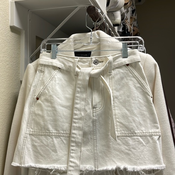 CLOSET CLEAROUT: WOMENS ABERCROMBIE WHITE JEAN SKIRT SZ 0 - Picture 1 of 4